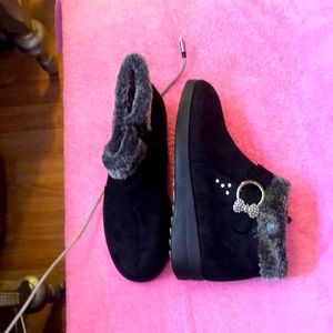 Size 38 / U.S. size 7.5 NBW snow Boots.